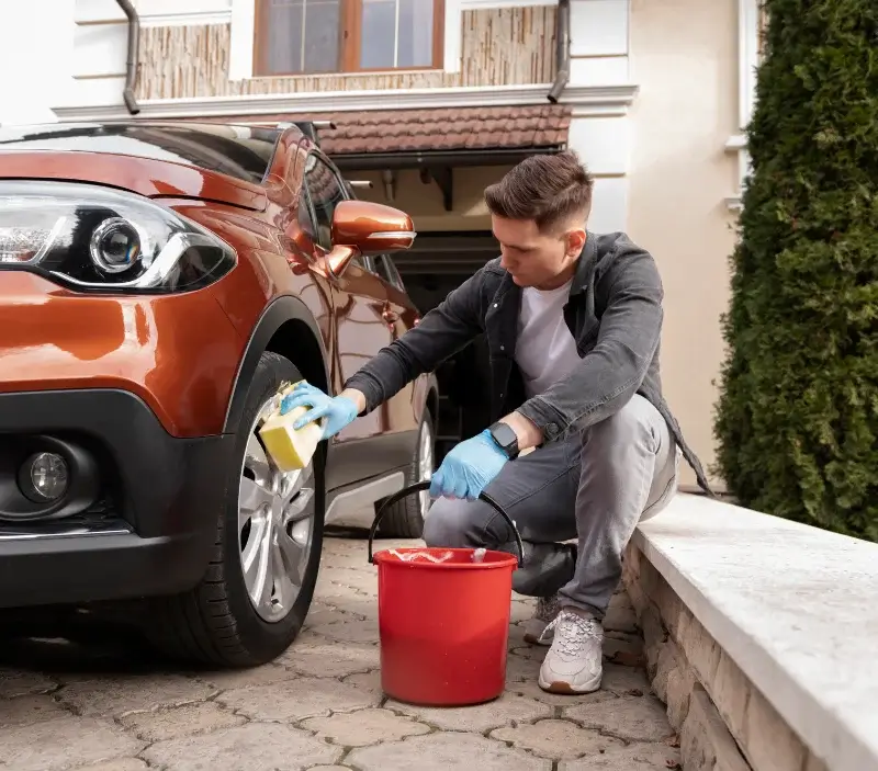 Lavage auto à domicile Évry-Grégy-sur-Yerre : professionnel intervenant sur un véhicule